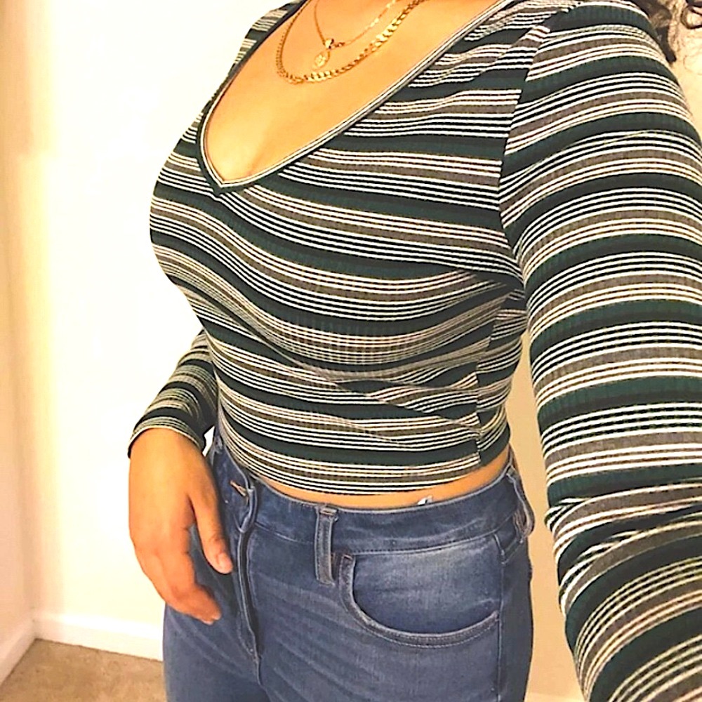 green striped v neck crop top(shein)
